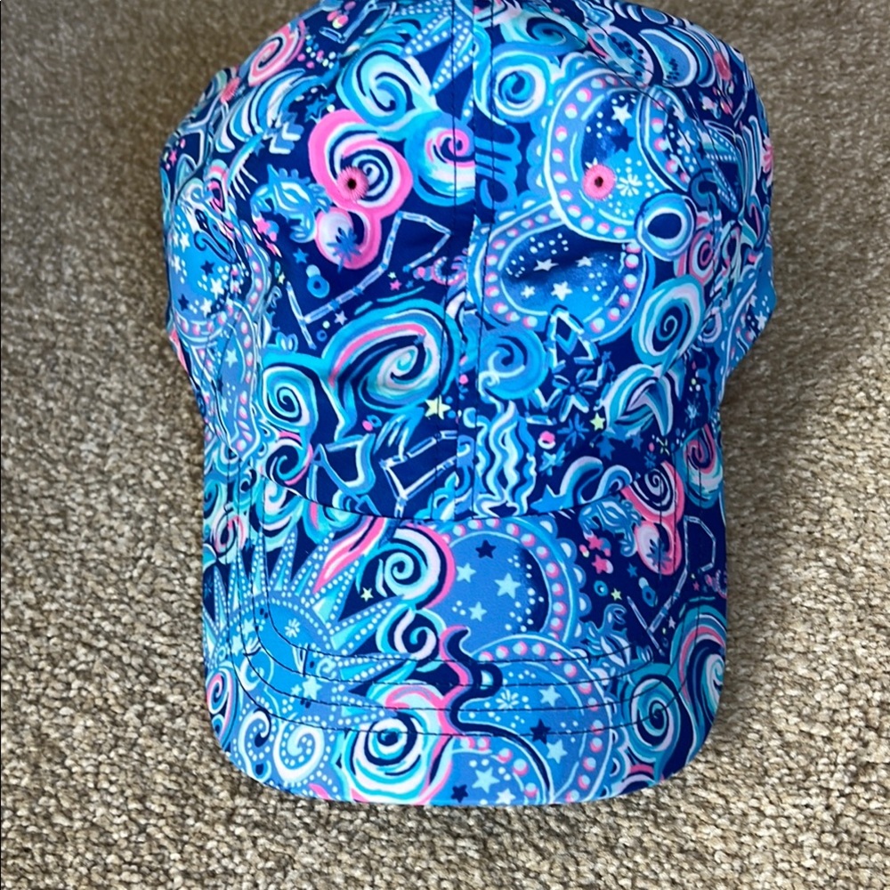 Lilly Pulitzer run around hat. Excellent condition.